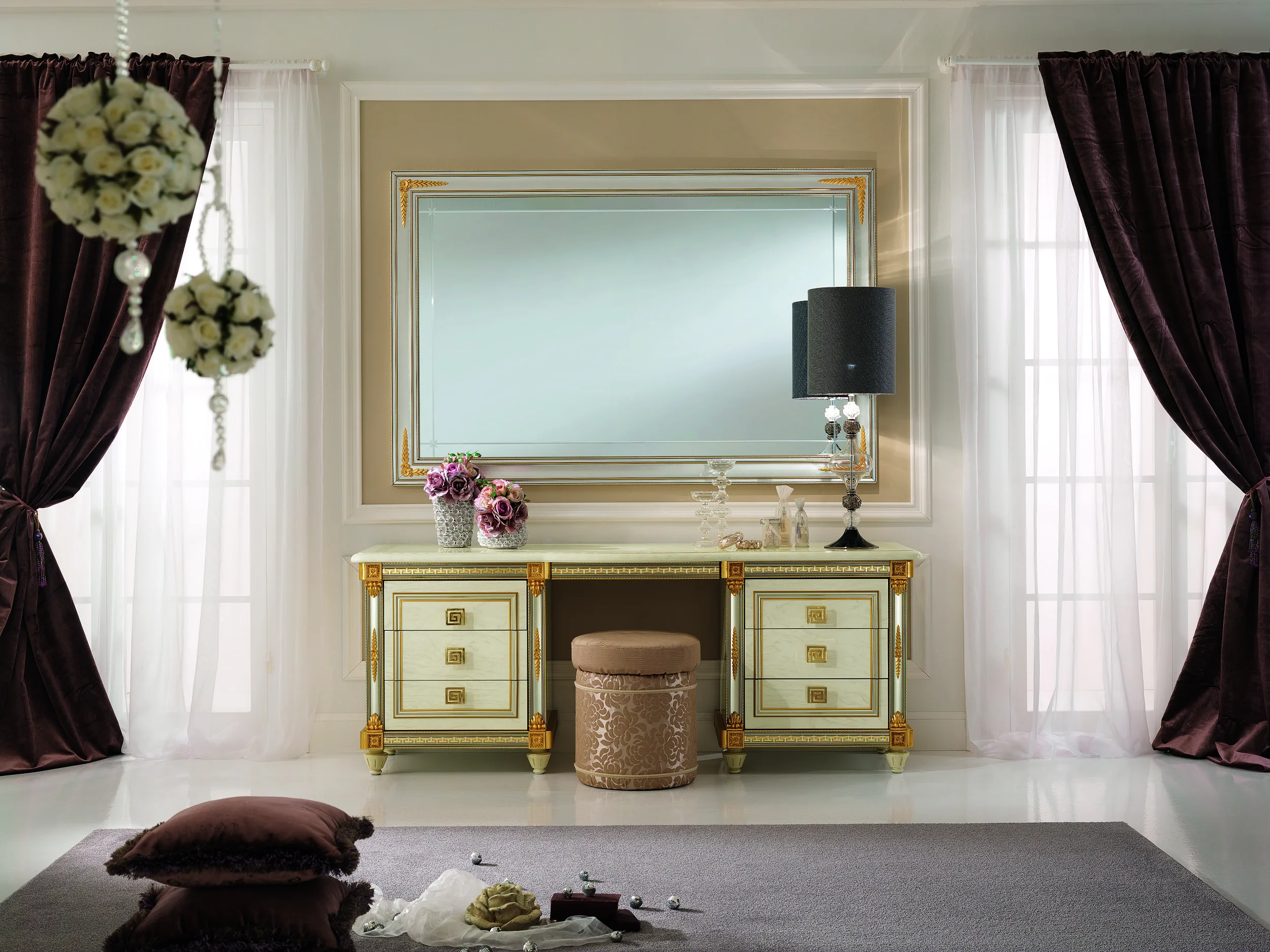 Gianni Dressing table from the 24-Karat gold collection with gold accents and lacquer finish